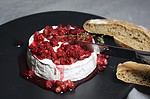 Gebackener Camembert mit Granatapfelkernen und Himbeersoße