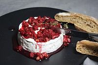 Gebackener Camembert mit Granatapfelkernen und Himbeersoße