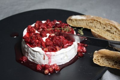 Gebackener Camembert mit Granatapfelkernen und Himbeersoße