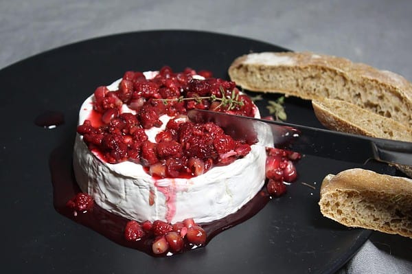 Gebackener Camembert mit Granatapfelkernen und Himbeersoße