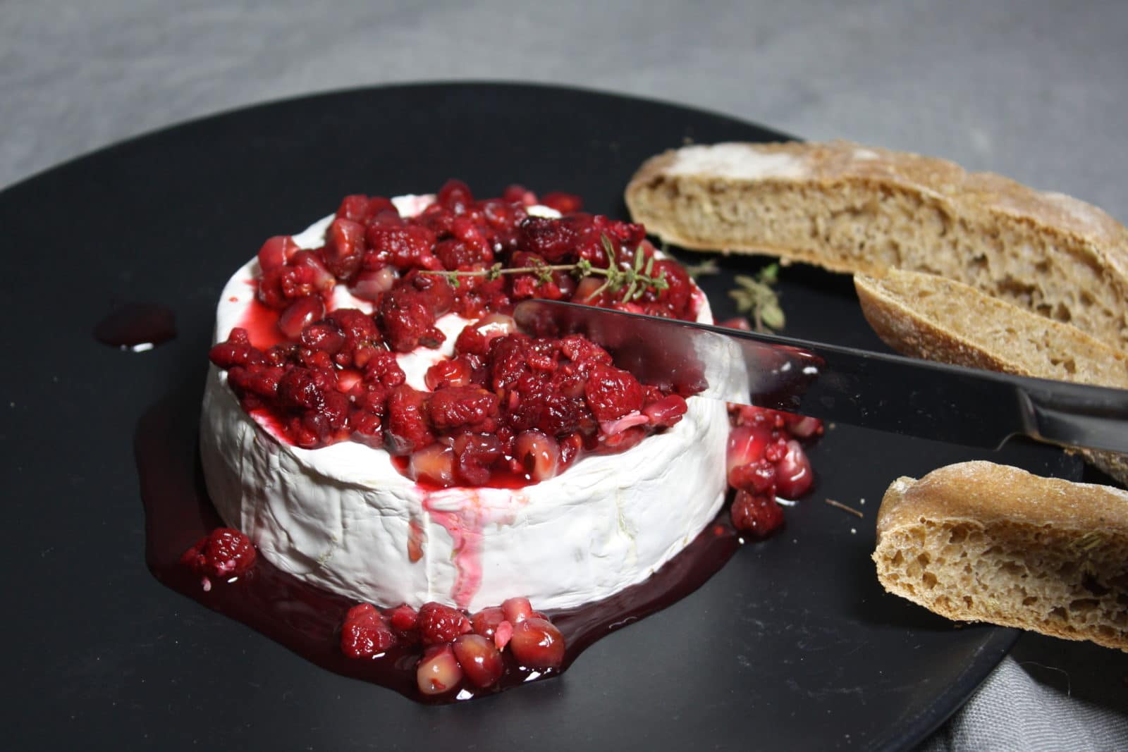 Gebackener Camembert mit Granatapfelkernen und Himbeersoße