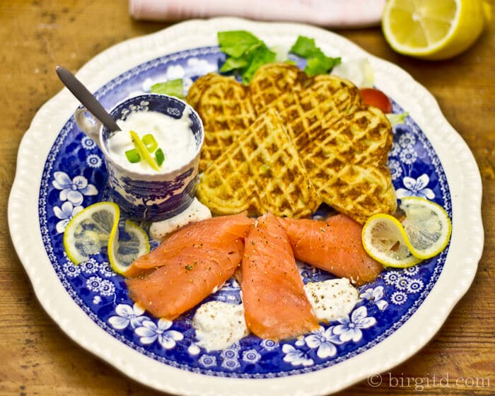 Kartoffelwaffeln mit Räucherlachs & leichter Wasabi-Kräuter-Crème [Birgit D]
