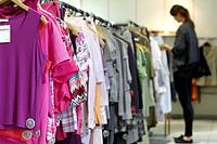 Bunte Secondhand-Kleidung in einem nachhaltigen Modegeschäft, präsentiert für umweltbewusste Modefans und Liebhaber handgemachter Textilien.