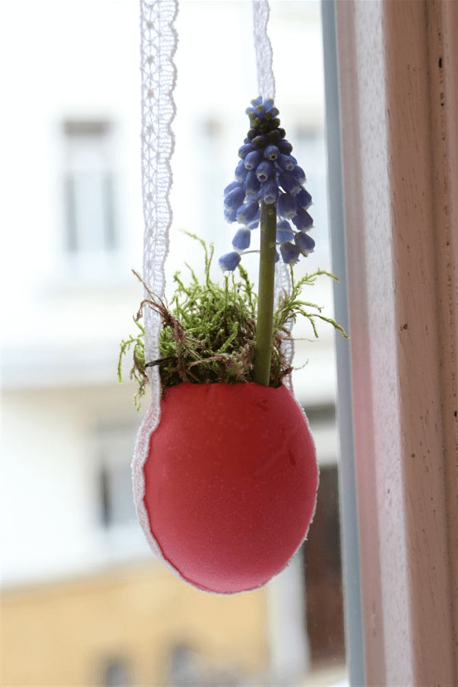 DIY – Fensterdekoration mit Eierschalen und Spitzenborte