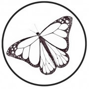 Detailreiche schwarze und weiße Illustration eines Schmetterlings, ideal für kreative und handgemachte Projekte bei Handmade Kultur.