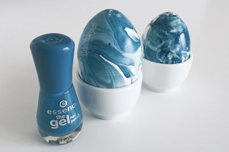 Eier mit Nagellack marmorieren