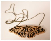 Linoldruck auf Holzkette Schmetterling
