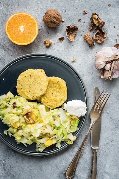 Frühlingsfrisch: Spitzkohlgemüse mit Orangen und Polentabratlingen