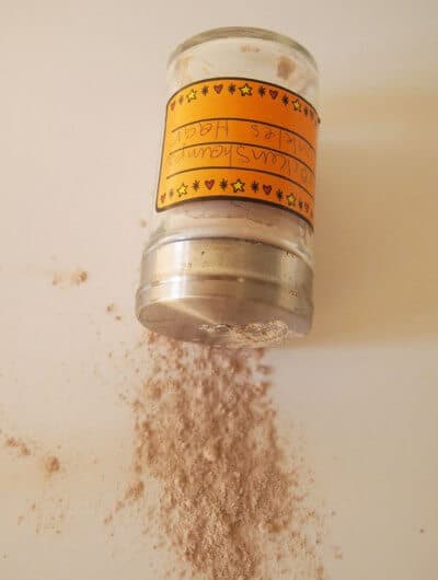 Trockenshampoo für dunkles Haar