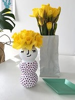Vase aus Plastikflasche mit Nagellack bemalt