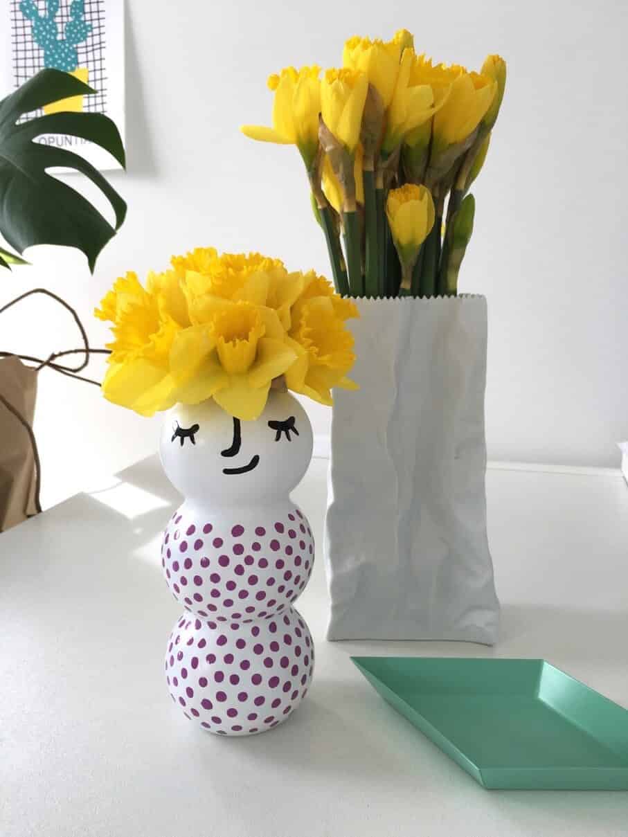 Vase aus Plastikflasche mit Nagellack bemalt