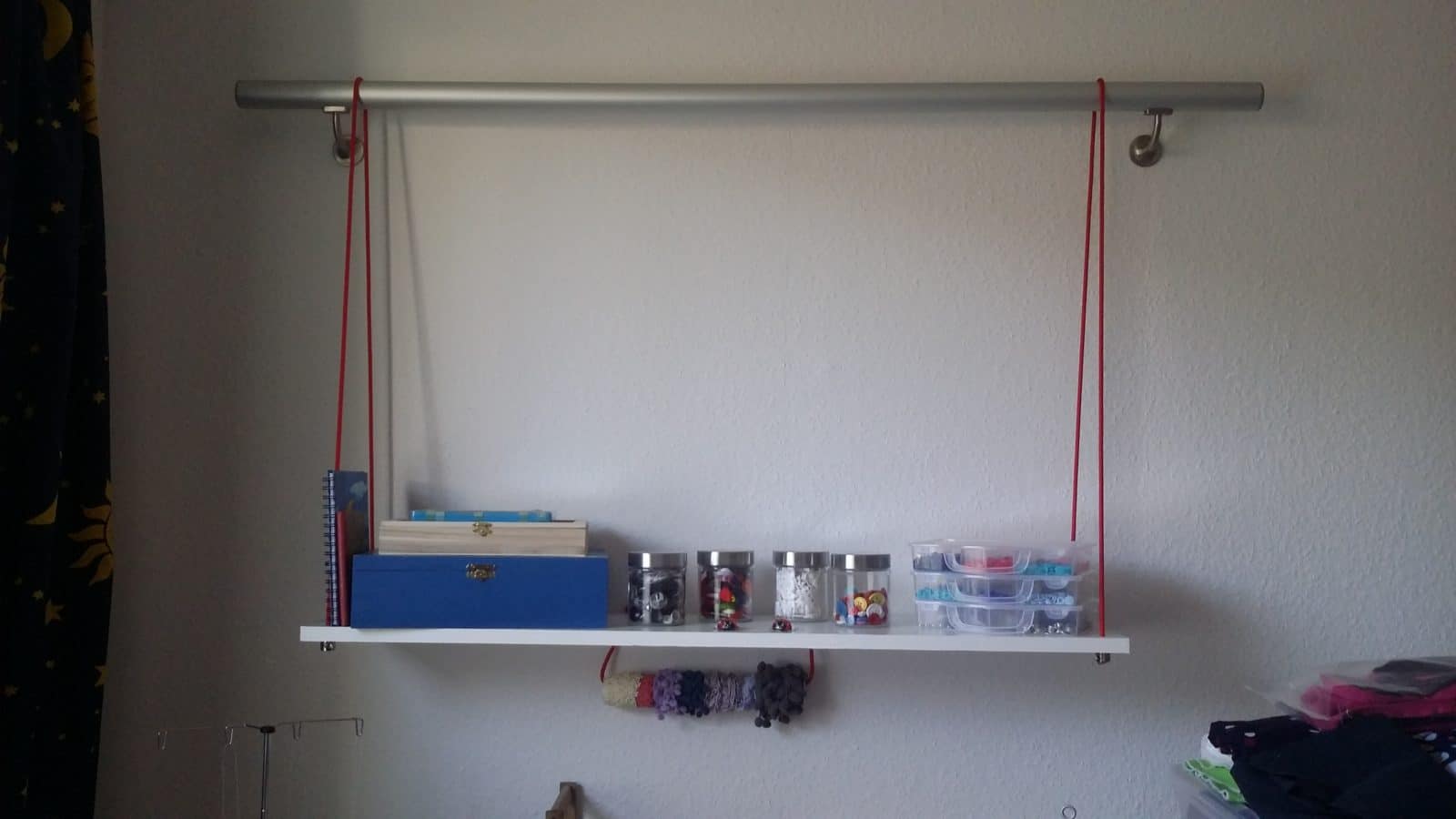 Regal mit Seilen aus Handmade Kultur 03/2015 für einen tollen Nähplatz