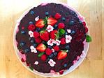 Creme Torte mit frischen Beeren