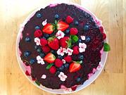 Creme Torte mit frischen Beeren