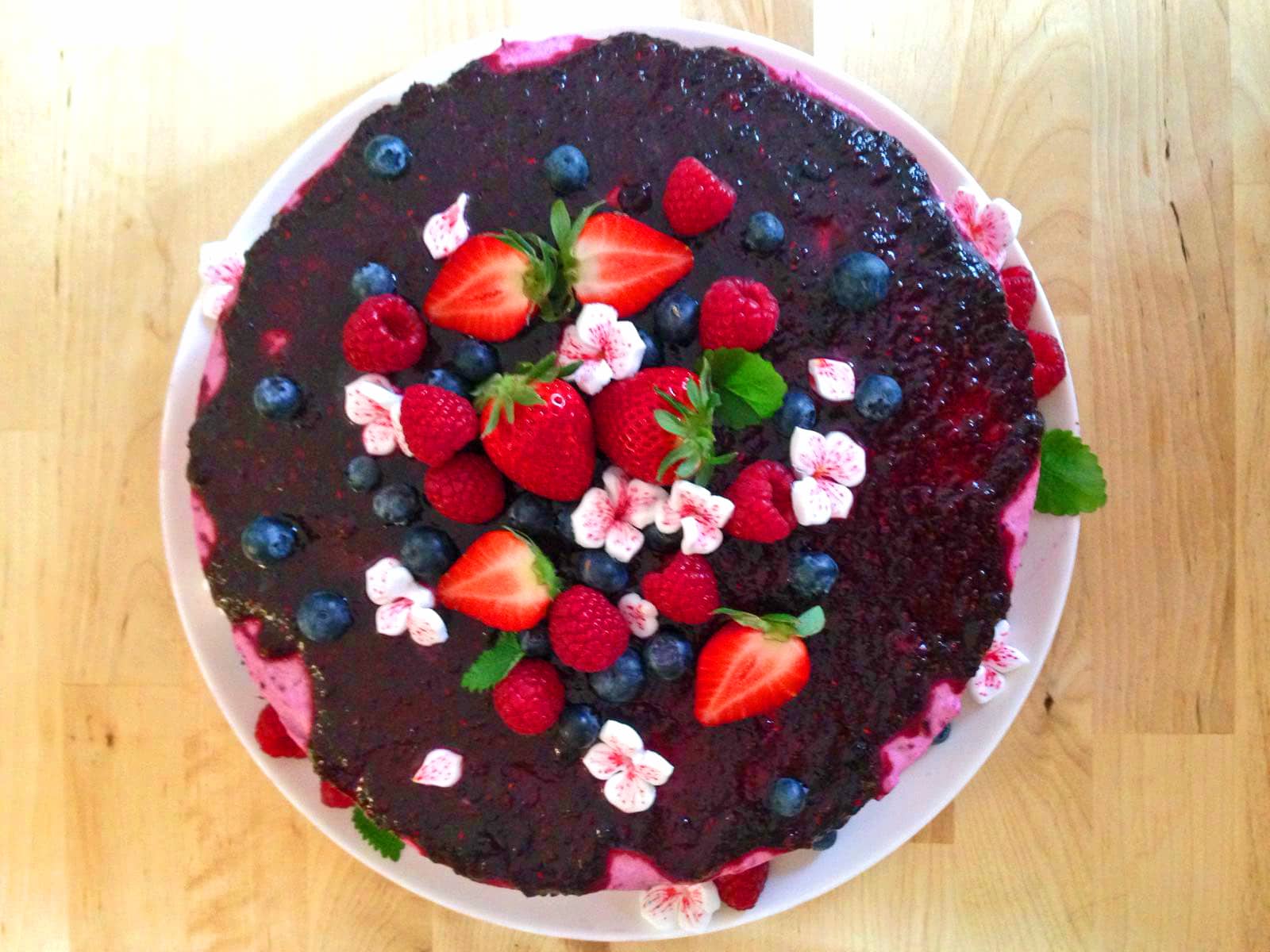 Creme Torte mit frischen Beeren