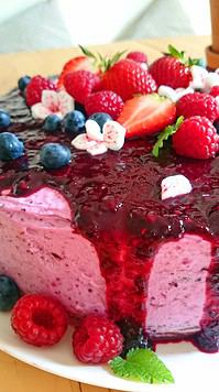 Creme Torte mit frischen Beeren