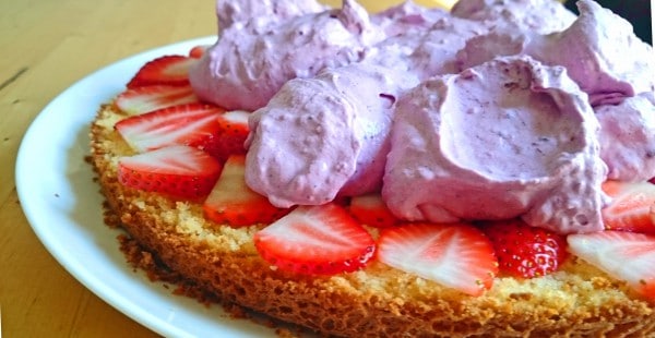 Creme Torte mit frischen Beeren