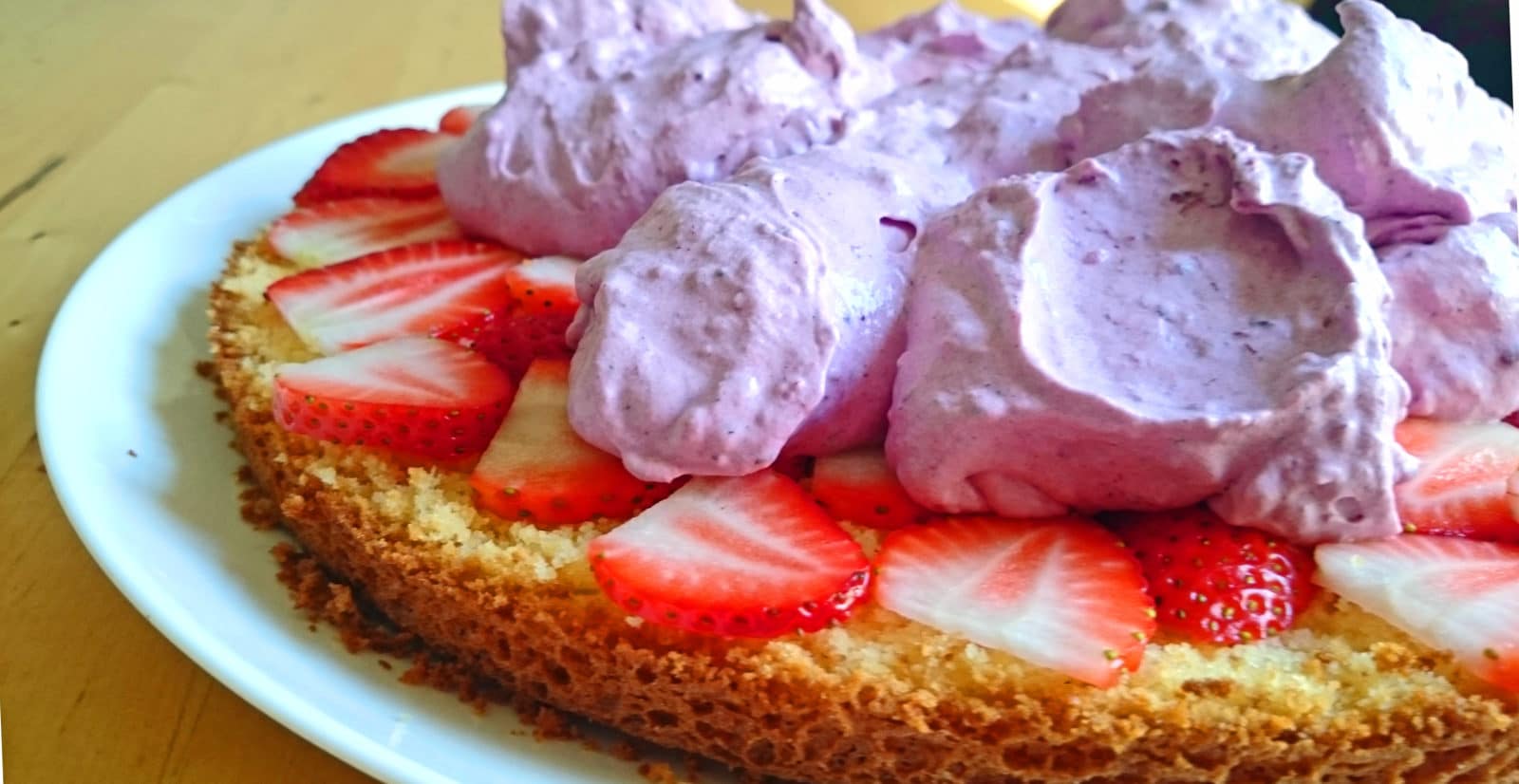 Creme Torte mit frischen Beeren