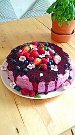 Creme Torte mit frischen Beeren