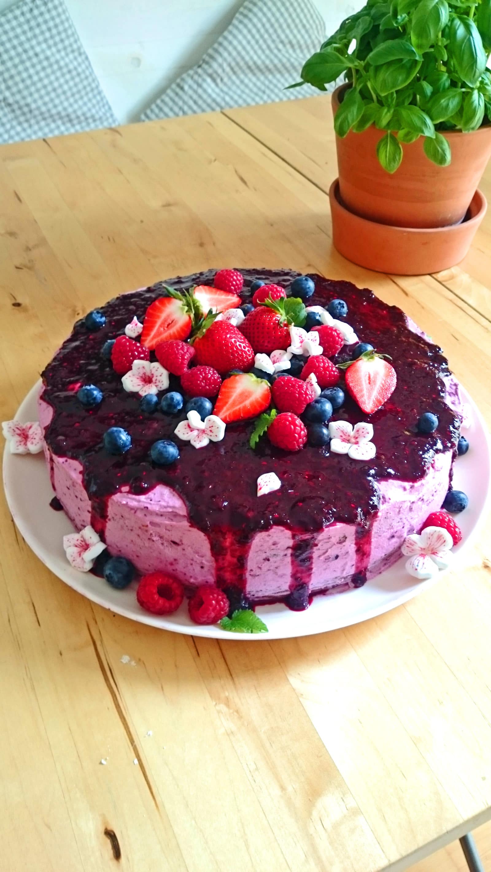Creme Torte mit frischen Beeren