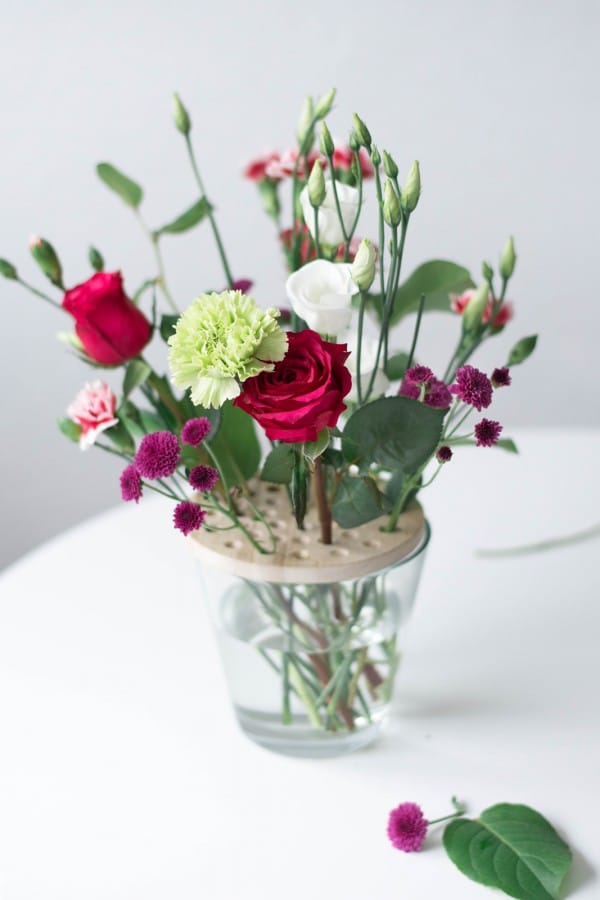 Einfaches Arrangieren von Schnittblumen in großen Vasen