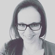 Porträt einer Frau mit Brille, die für HANDMADE Kultur steht, symbolisiert kreative Handwerkskunst und DIY-Projekte, ideal für handgemachte Produkte und kreative Gemeinschaften.