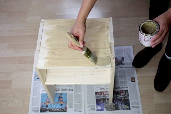 DIY Nachttisch mit Briefmarken
