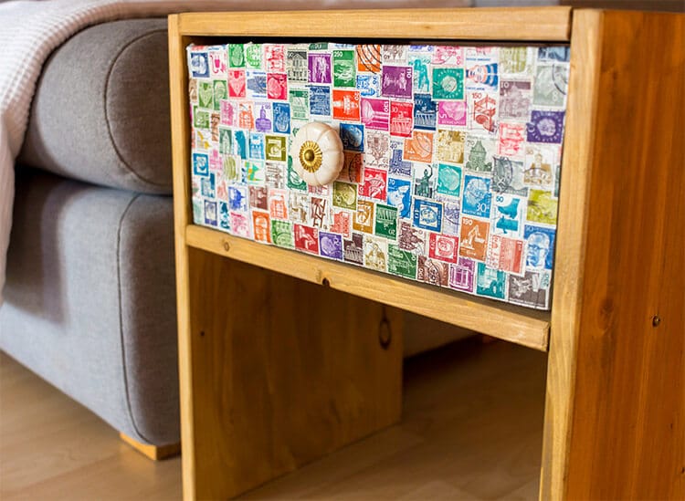 DIY Nachttisch mit Briefmarken