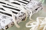 Pompom Girlande zum Geschenke verpacken