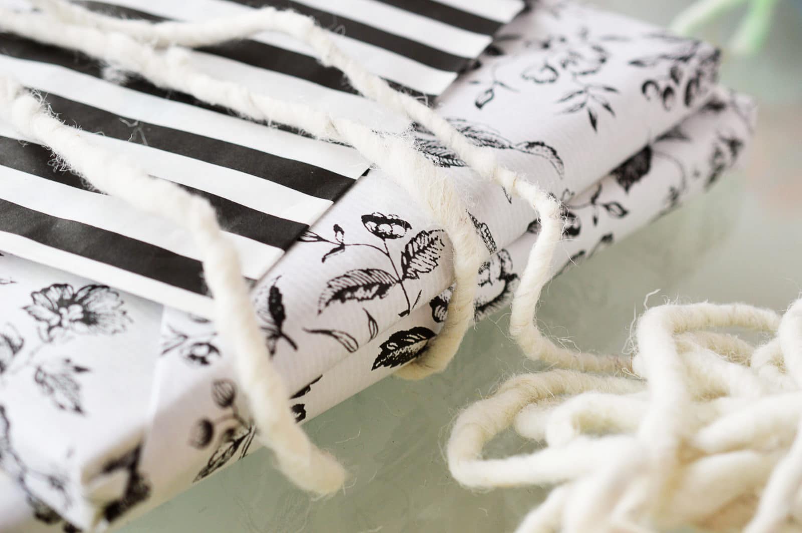 Pompom Girlande zum Geschenke verpacken