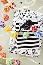 Pompom Girlande zum Geschenke verpacken
