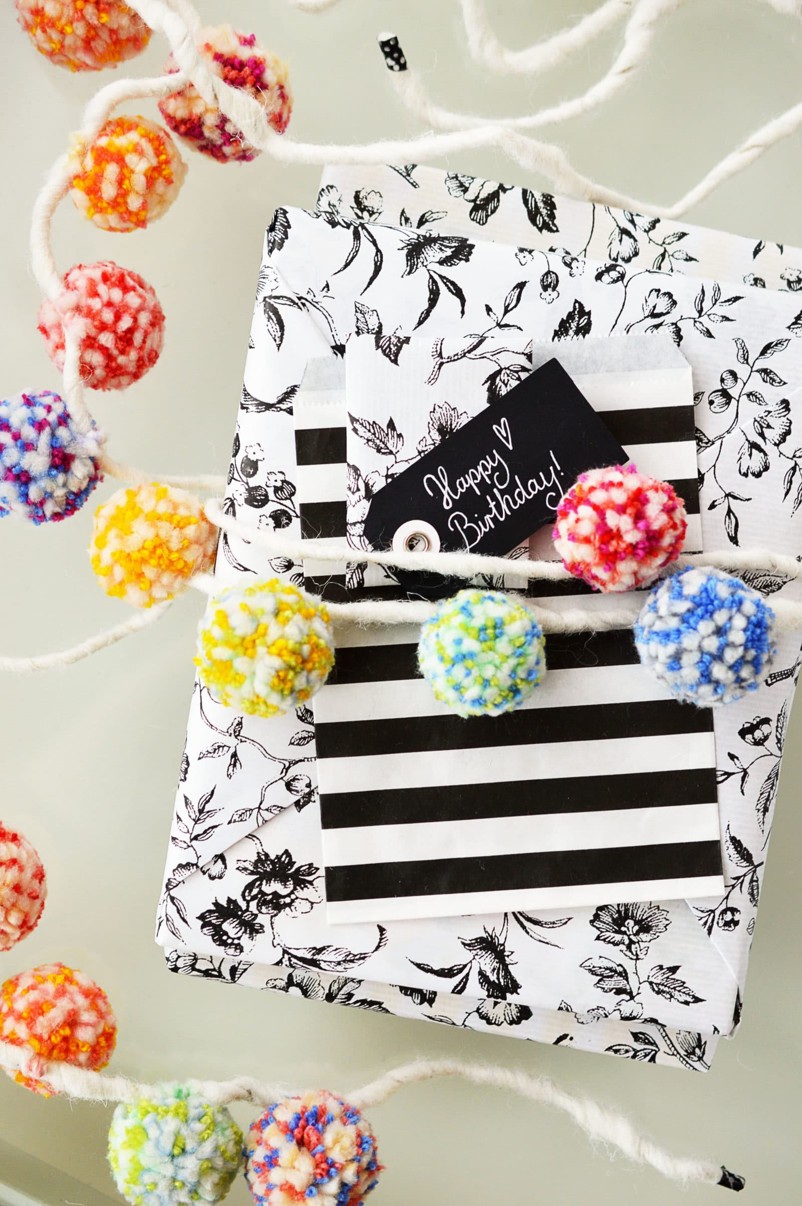 Pompom Girlande zum Geschenke verpacken