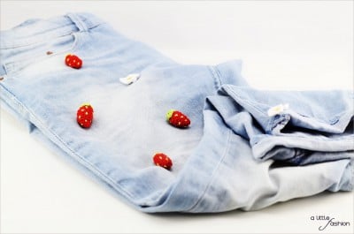 Patch it up! Jeanshose mit Häkel-Erdbeeren aufpeppen