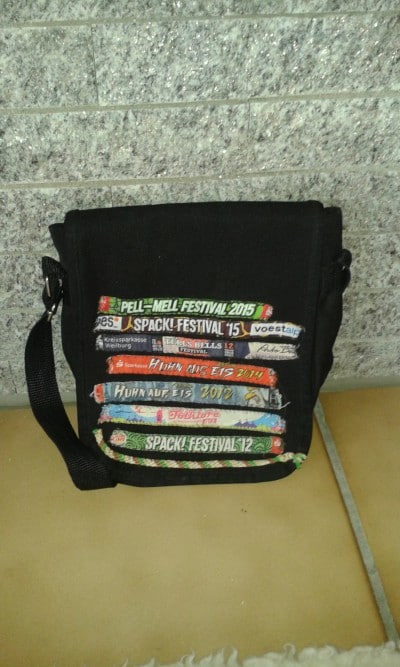 Tasche mit Festival-Bändern