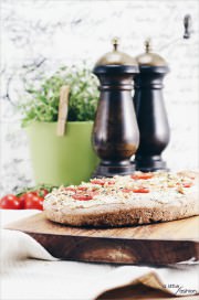 Dinkel-Vollkorn-Focaccia mit Frischkäse
