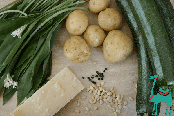Hausgemachte Kartoffelgnocchi mit Bärlauchpesto und knackigen Zucchini