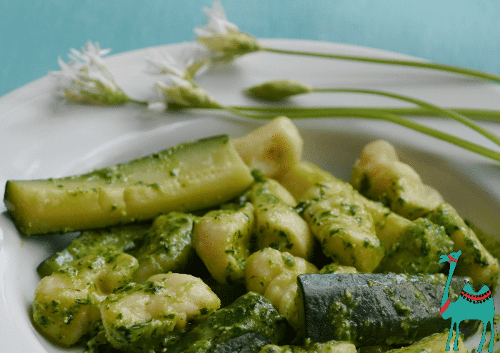 Hausgemachte Kartoffelgnocchi mit Bärlauchpesto und knackigen Zucchini