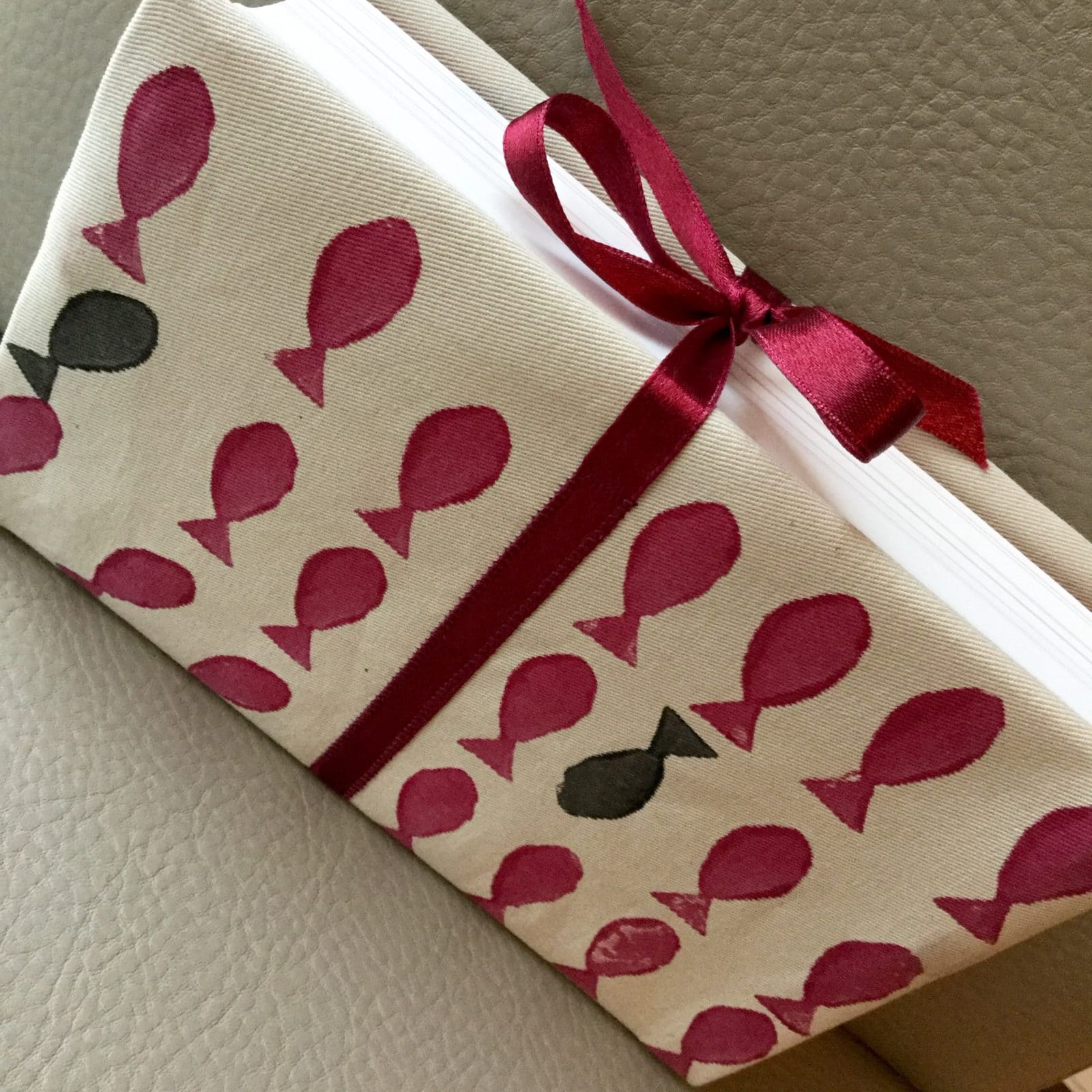 Verhüllt: hübsche Verpackung für Bücher