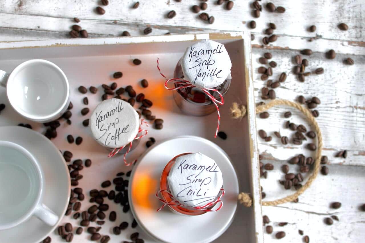 Karamellsirup im Kaffee: ein Rezept, drei Aromen