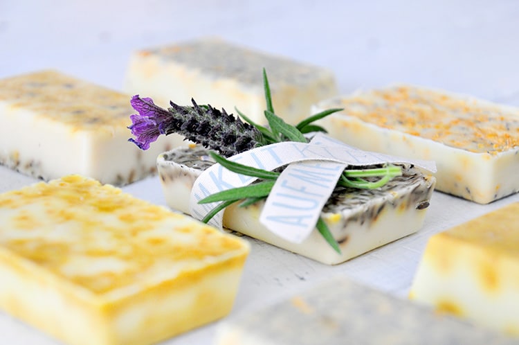 Geschenkidee, nicht nur zum Muttertag: 3 Rezepte für DIY Seife