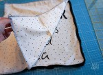 DIY: Handlettering Kissen mit Hotelverschluss und Paspel