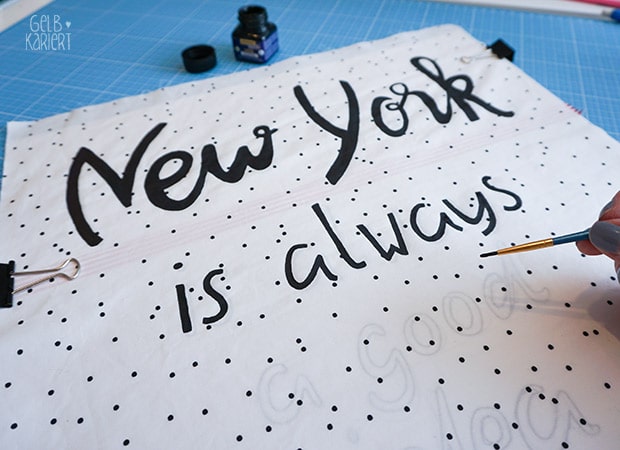DIY: Handlettering Kissen mit Hotelverschluss und Paspel