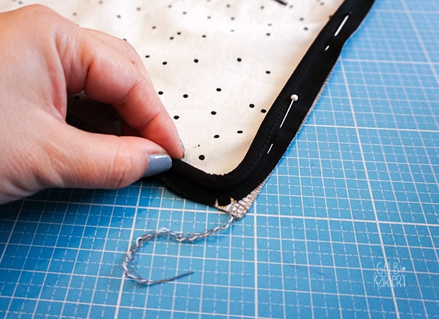 DIY: Handlettering Kissen mit Hotelverschluss und Paspel