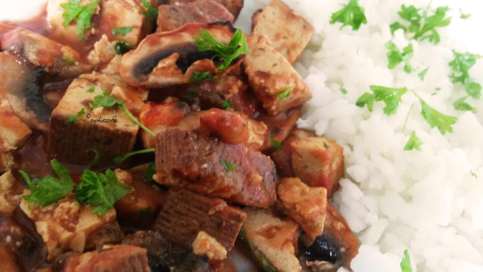 Veganes Champignon-Tofu-Tomatenragout aus dem Ofen