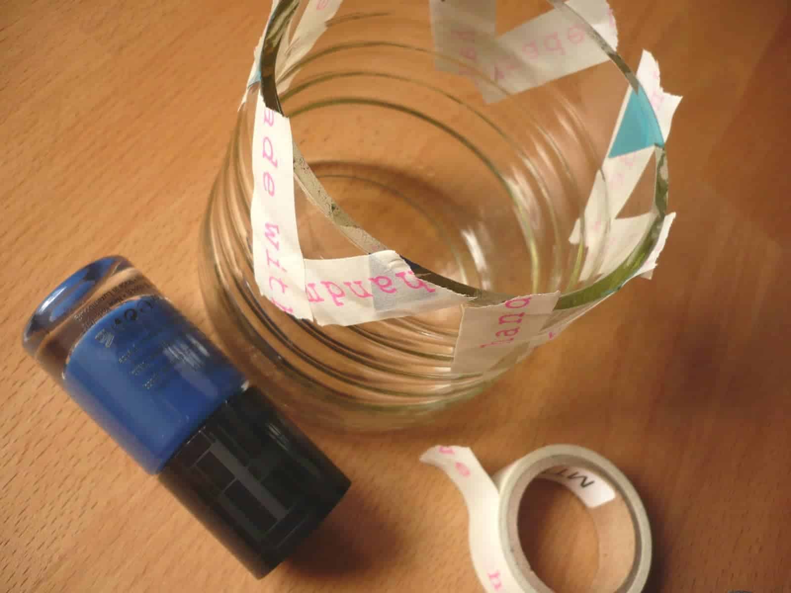 Einen Kerzenhalter aus Altglas und Nagellack basteln