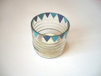 Einen Kerzenhalter aus Altglas und Nagellack basteln