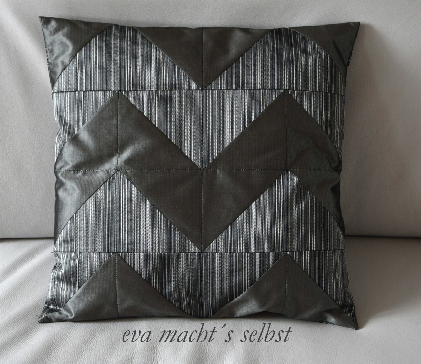 Seidige Patchwork-Kissen