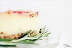 Erdbeer-Pudding-Kuchen mit frischem Rosmarin