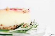 Erdbeer-Pudding-Kuchen mit frischem Rosmarin