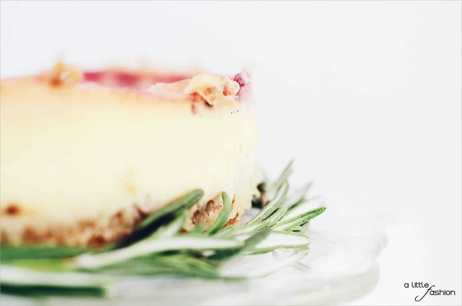 Erdbeer-Pudding-Kuchen mit frischem Rosmarin